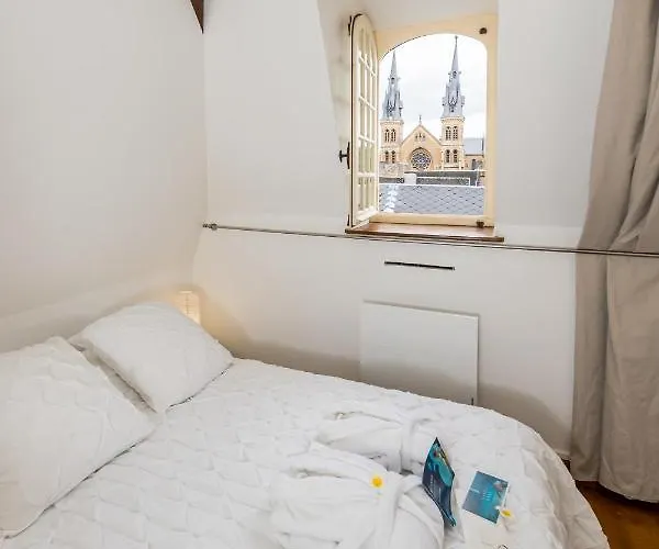 Mana - Te Fiti En Plein Centre De La Place Ducale Avec Vue Sur Les Toits Charleville-Mézières